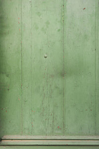 fond photo en bois vert, effet vieille porte verte avec détails anciens, pour photographie culinaire et stylisme photo. fond photo pastryandtravel, tout droit réservé