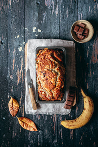 fond photo noir en bois, imitation porte ancienne. Pour photographie culinaire, photo produit, studio photo