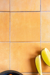 fond photo carrelage jaune citron pour photographie de restaurant, artisanat, bijoux, ambiance mediterrannée ensoleillée, pour photo estivale