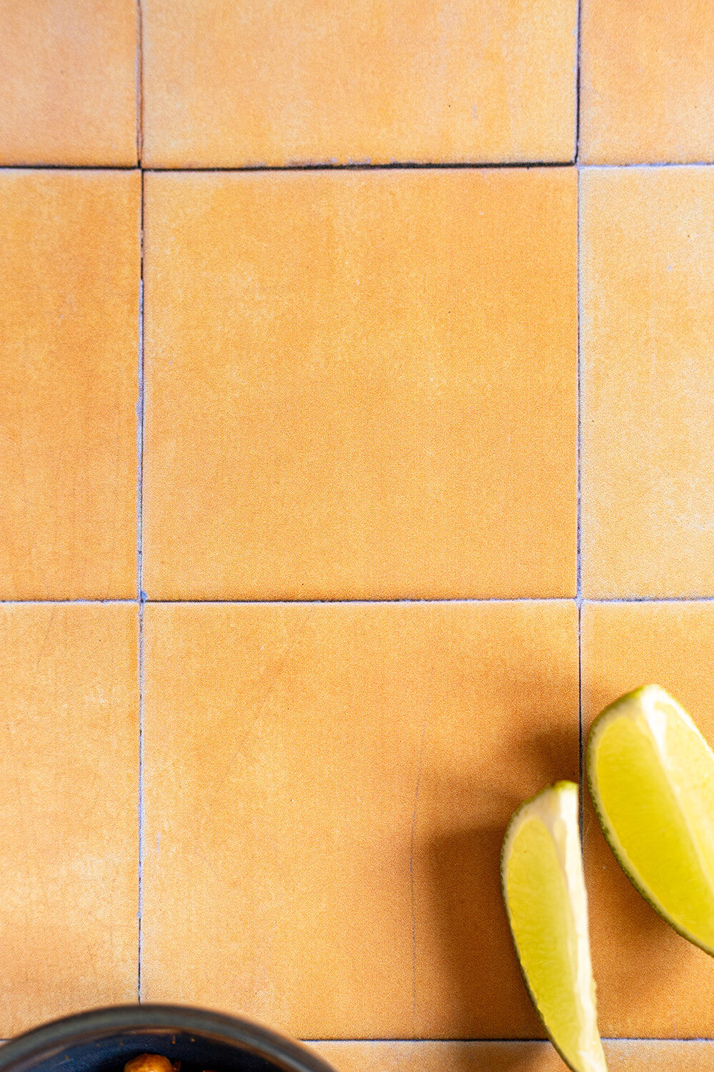 fond photo carrelage jaune citron pour photographie de restaurant, artisanat, bijoux, ambiance mediterrannée ensoleillée, pour photo estivale
