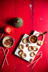 ce fond photo en bois rouge est parfait pour noel et les fetes de fin d'année, bois texturé rouge