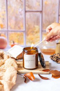 fond photo automne avec fenetre orange, feuilles et citrouilles décorées. presenté avec des bougies et decoration d'automne 
