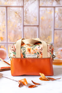 fond photo automne avec fenetre orange, feuilles et citrouilles décorées. presenté avec des bougies et decoration d'automne 