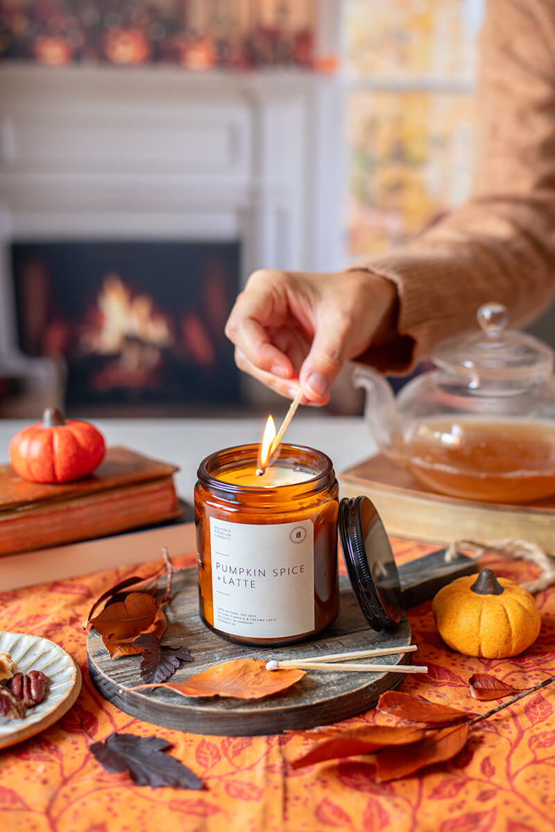 fond photo automne salon cosy cheminée citrouilles pour bougies et artisanat, photo produit