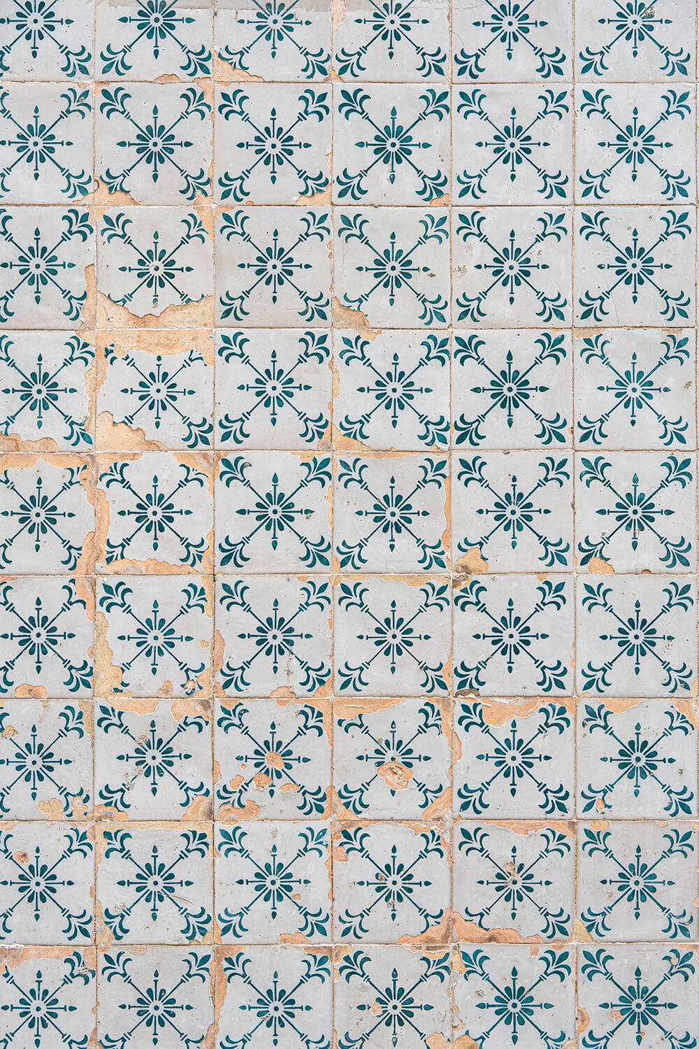 fond photo carrelage ancien bleu azulejos pour photographie de restaurant, artisanat, bijoux, ambiance soleil, mediterrannée, bio, plage, apéro tapas