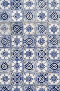 fond photo carrelage ancien bleu azulejos pour photographie de restaurant, artisanat, bijoux, ambiance soleil, mediterrannée, bio, plage, apéro tapas
