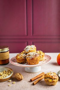 fond photo bordeaux moulures avec bûche de Noël , muffin pommes cannelle, photo de patisserie
