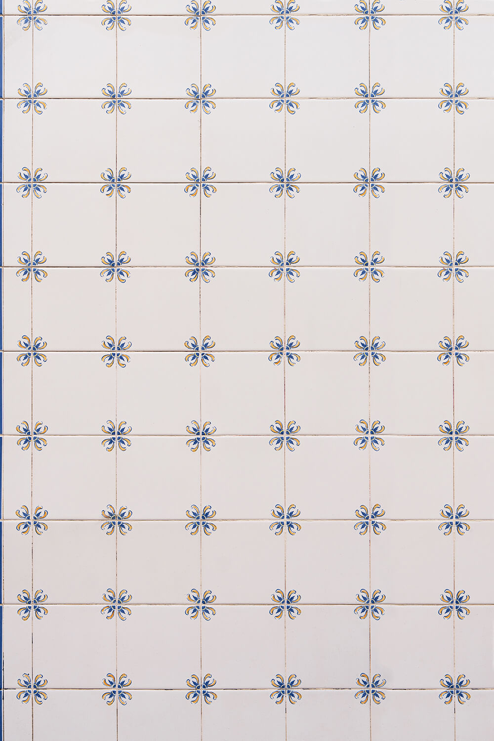 fond photo carrelage ancien blanc azulejos pour photographie de restaurant, artisanat, bijoux, ambiance soleil, mediterrannée, bio, plage, apéro tapas