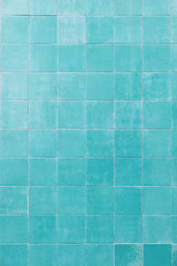 fond photo carrelage bleu turquoise pour photographie de restaurant, artisanat, bijoux, ambiance mediterrannée ensoleillée, pour photo poissons, crustacés