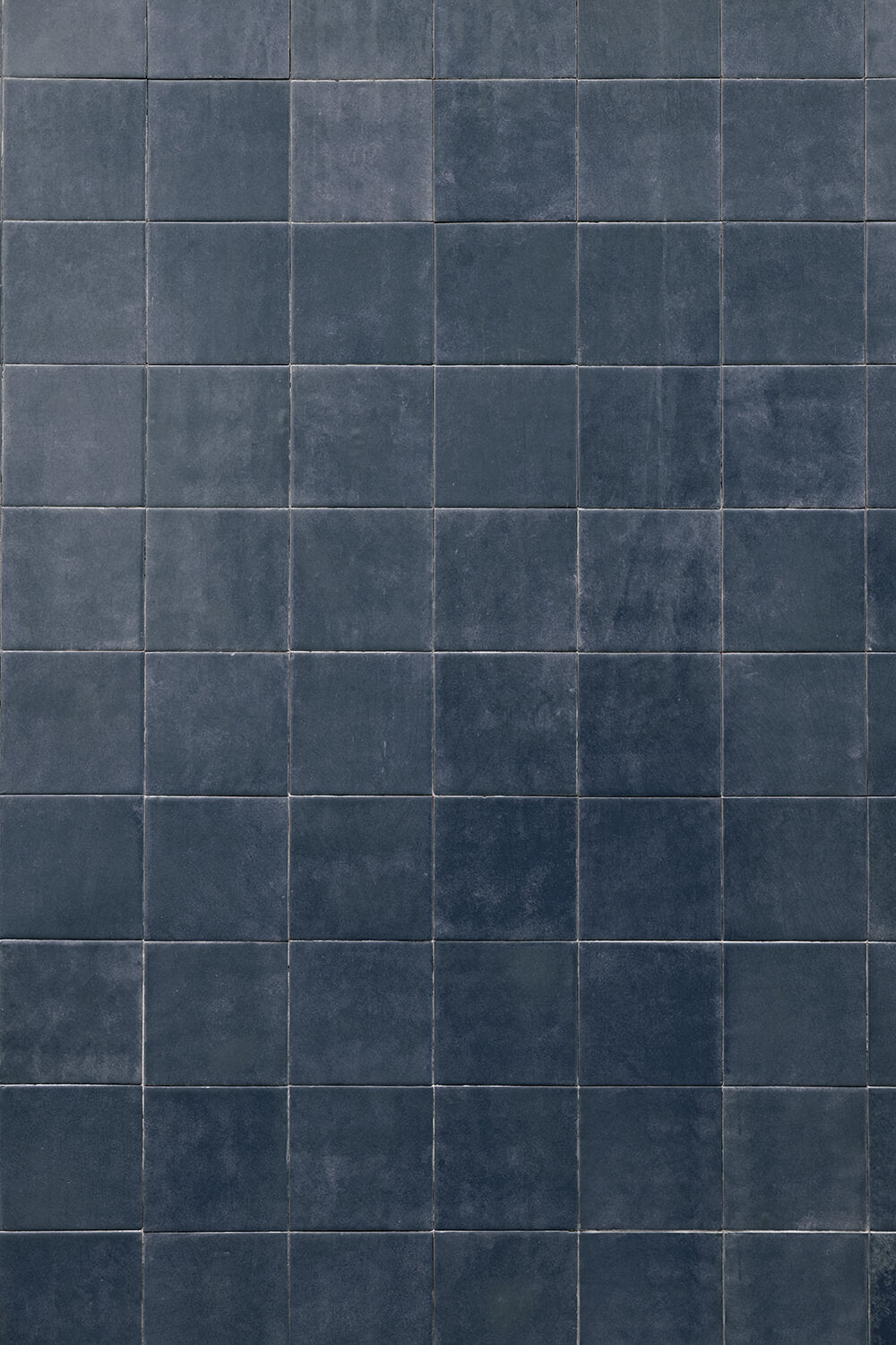 fond photo carrelage bleu ardoise pour photographie de restaurant, artisanat, bijoux, ambiance sombre et moody 