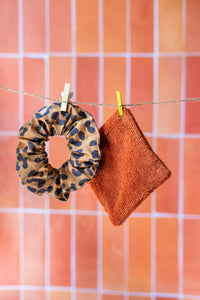 fond photo carrelage orange zellige riad avec cosmetique et couture