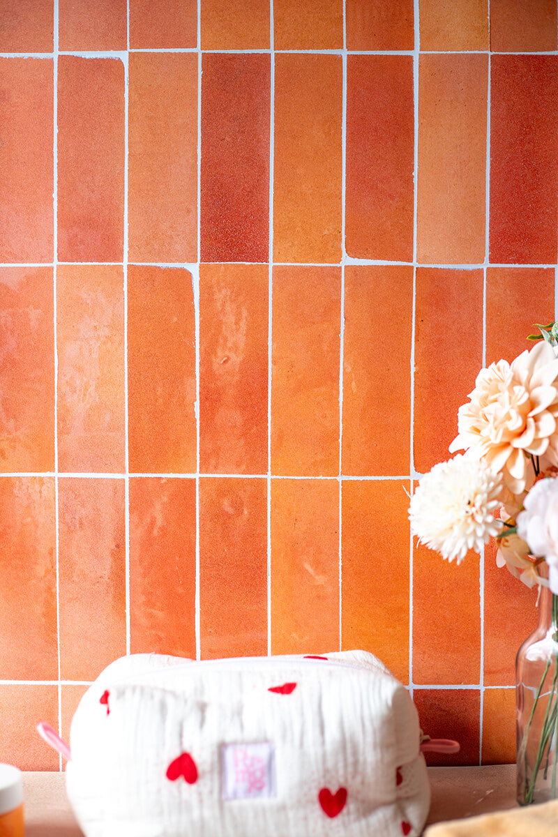 fond photo carrelage orange zellige riad avec cosmetique 