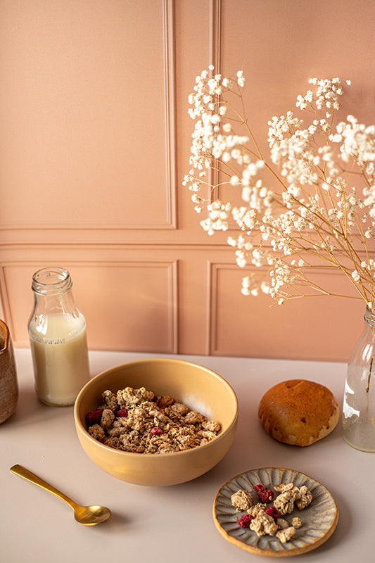 fond photo à moulures parisiennes beige pour photographie culinaire et produit