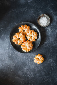fond photo noir et gris texturé orage peint à la main avec de la photographie culinaire, feuilletté aux pommes