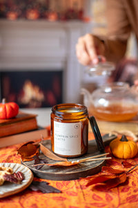 fond photo automne salon cosy cheminée citrouilles