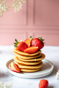 fond photo effet mur rose à moulures parisiennes, fond pour paques, photographie culinaire et publicitaire, studio photo. Fond bois effet moulure, rose