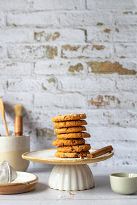 fond photo blanc en brique, mur effet ancien blanc avec des briques anciennes. pour photographie culinaire et produit. studio photo