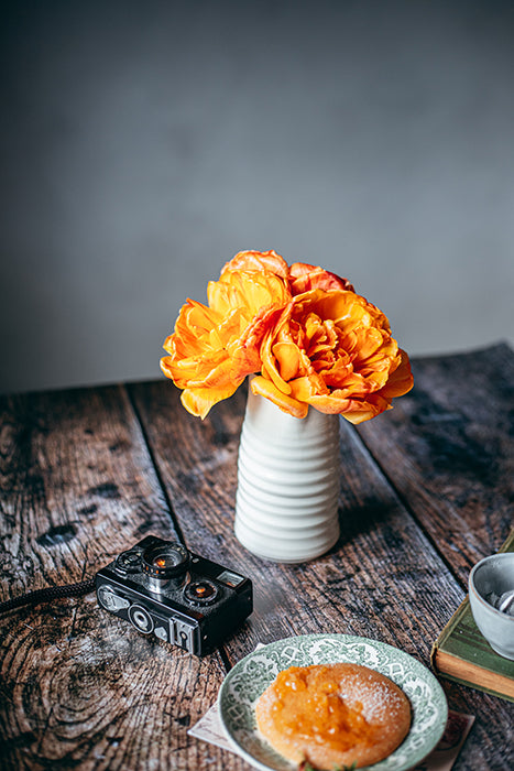 fond photo ancienne table de ferme vintage, moody, pour photographie culinaire, vintage, still life