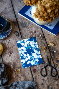 fond photo table en bois ancienne, avec des taches de peinture pour atelier d'artiste. fond photo pour artisan, peintre, artiste