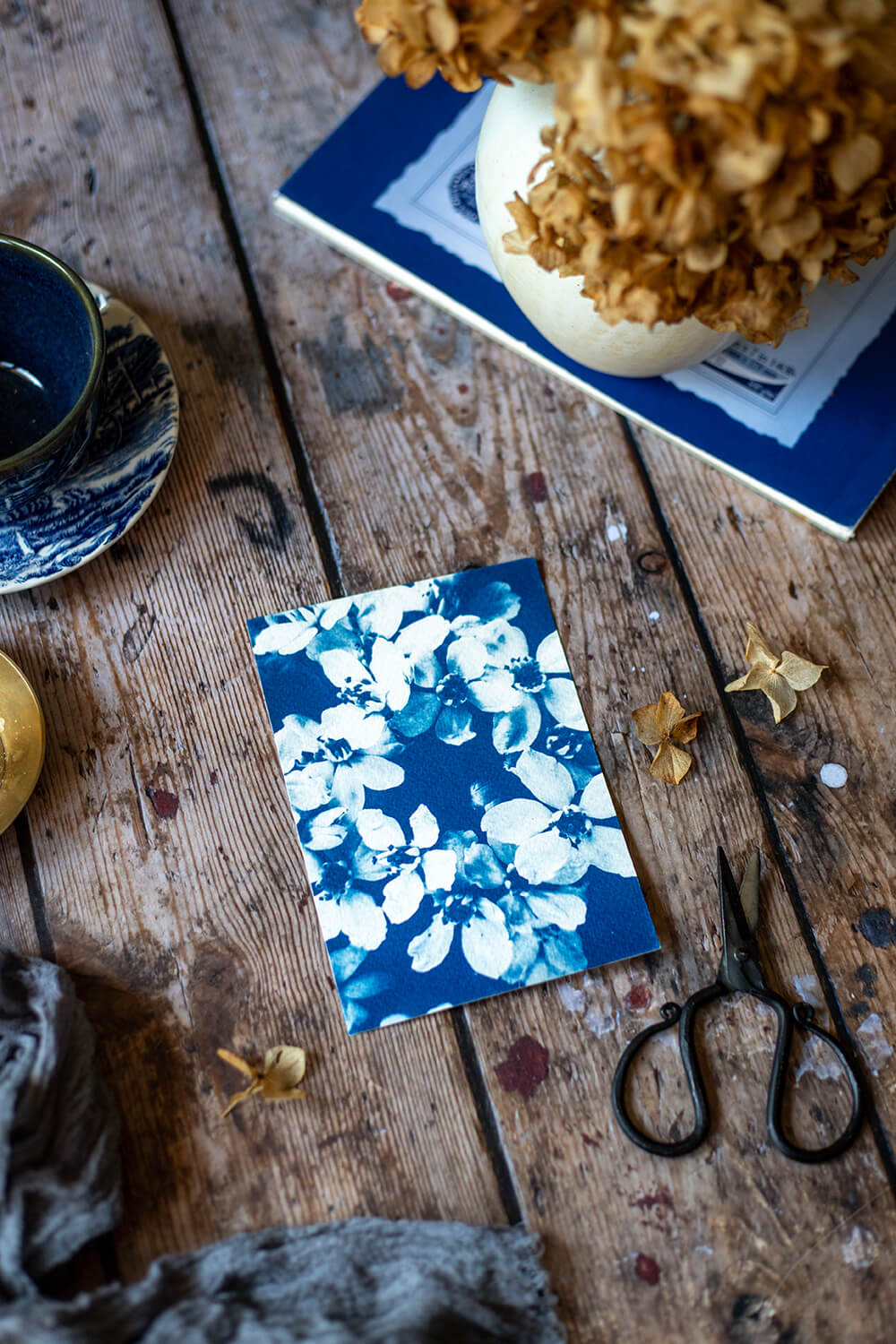 fond photo table en bois ancienne, avec des taches de peinture pour atelier d'artiste. fond photo pour artisan, peintre, artiste