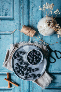 fond photo en bois bleu clair avec un esprit porte bleue de cottage, vieilli pour photographie culinaire, still life, vintage