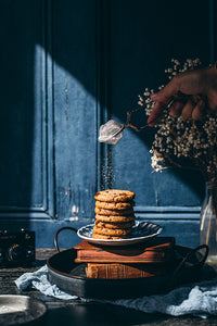 fond photo en bois bleu, effet porte ancienne cottage bleu foncé pour photographie culinaire et still life