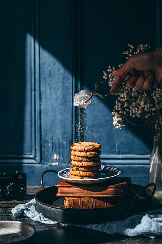 fond photo en bois bleu, effet porte ancienne cottage bleu foncé pour photographie culinaire et still life