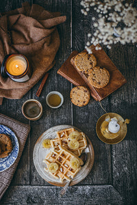 fond photo en bois noir et blanc avec des rayures nettes pour photographie culinaire