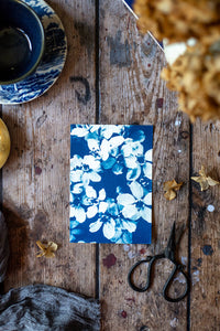 fond photo table en bois ancienne, avec des taches de peinture pour atelier d'artiste. fond photo pour artisan, peintre, artiste