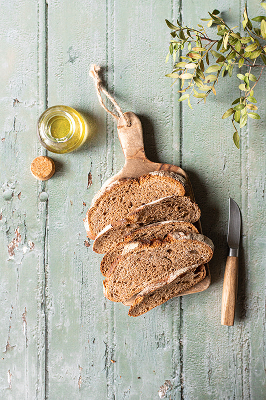 fond photo en bois vert olive, menthe, effet vieille porte verte avec détails anciens, pour photographie culinaire et stylisme photo. fond photo pastryandtravel, tout droit réservé