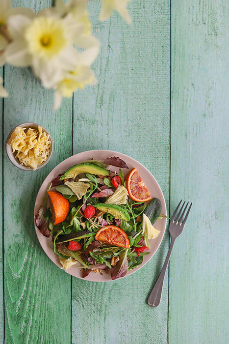 Fond photo bois vert usé pour photographie culinaire. Fond vinyle écologique, sans plastique. made in france. effet bois vert usé vieilli.