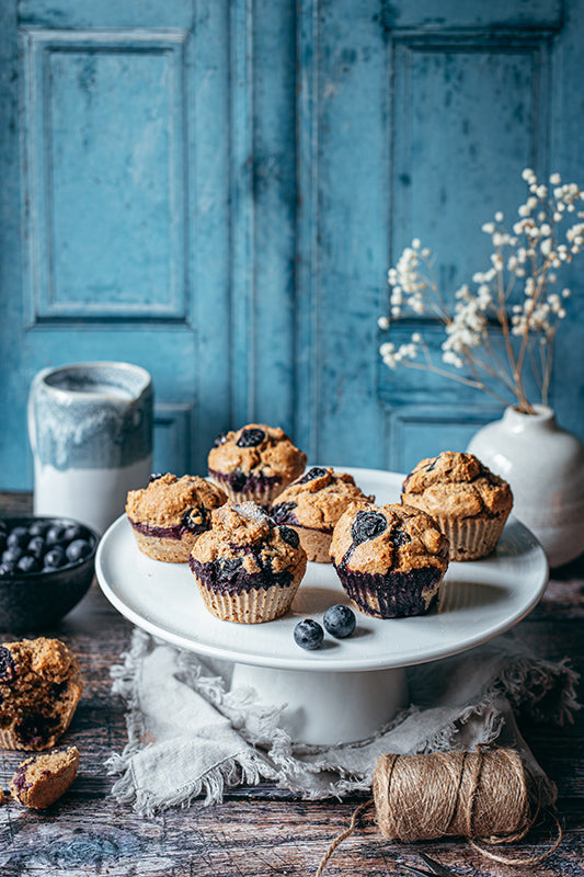 fond photo en bois bleu clair avec un esprit porte bleue de cottage, vieilli pour photographie culinaire, still life, vintage