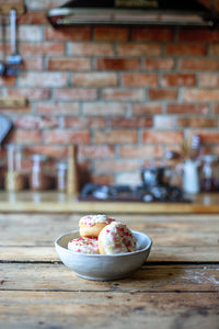 fond photo effet cuisine vintage et rustique en briques rouge et décoration noire