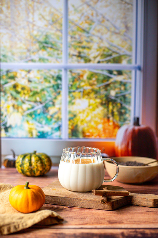 fond photo automne avec une fenetre sur la nature orange pour photographie