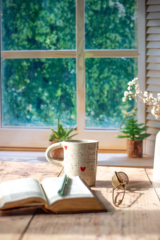 fond photo effet fenetre printemps en bois blanc vieilli, pour photographie vintage, rustique et still life. pour photographie produit autour du printemps