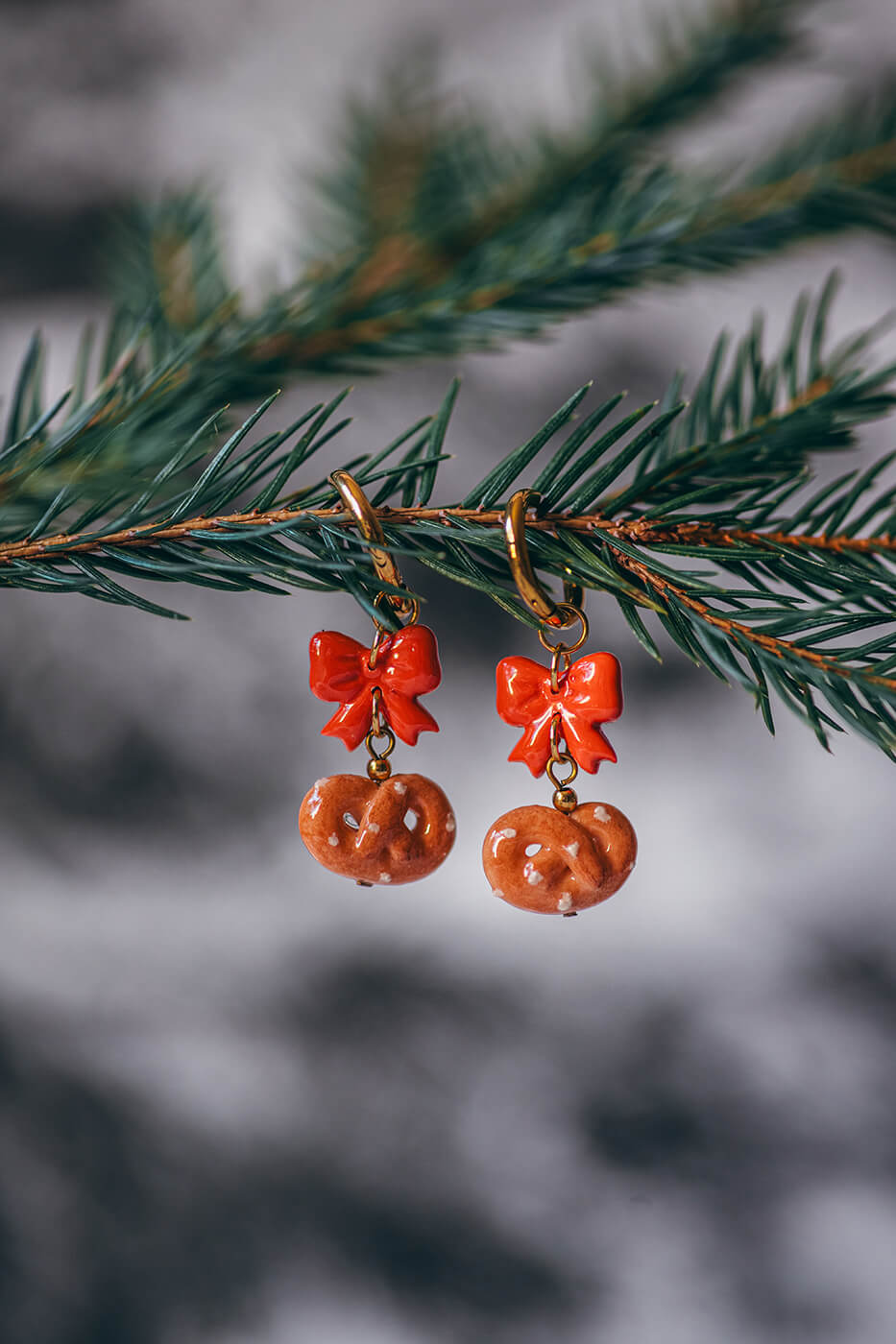 fond photo sapin enneigé et foret de sapin dans la neige pour photographie produit, hiver, fêtes de fin d'années. artisanat, photographie