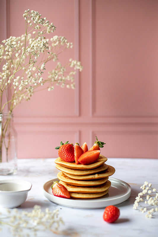 fond photo effet mur rose à moulures parisiennes, fond pour paques, photographie culinaire et publicitaire, studio photo. Fond bois effet moulure, rose