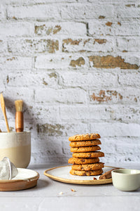 fond photo blanc en brique, mur effet ancien blanc avec des briques anciennes. pour photographie culinaire et produit. studio photo