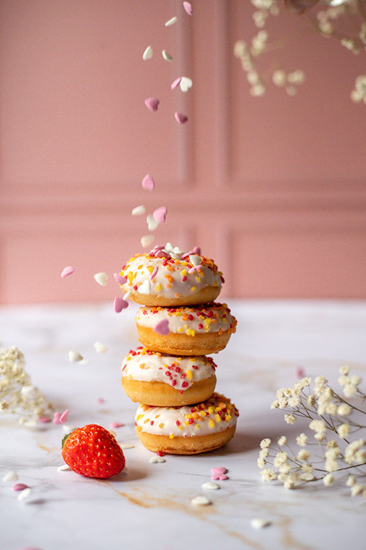 fond photo effet mur rose à moulures parisiennes, fond pour paques, photographie culinaire et publicitaire, studio photo. Fond bois effet moulure, rose