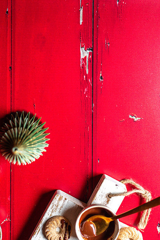 ce fond photo en bois rouge est parfait pour noel et les fetes de fin d'année, bois texturé rouge