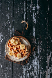 fond photo en bois noir et blanc avec des rayures nettes pour photographie culinaire