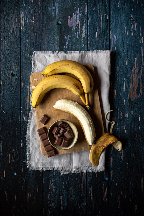 fond photo noir en bois, imitation porte ancienne. Pour photographie culinaire, photo produit, studio photo