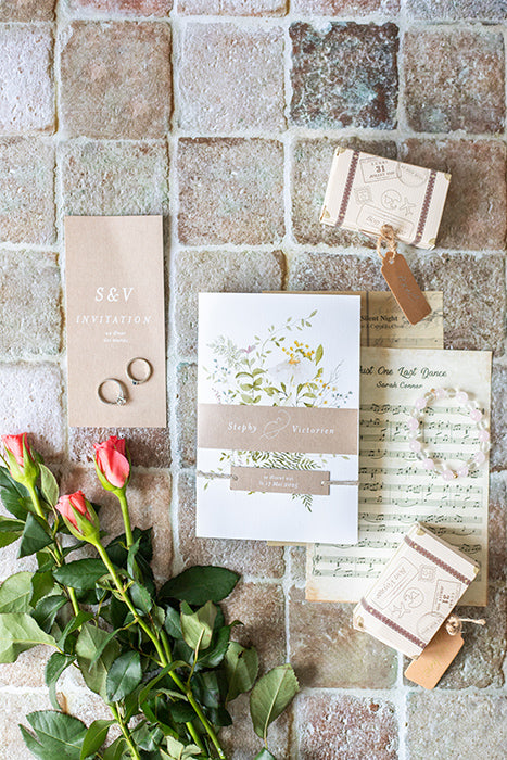 fond photo en pierre beige photographiée pres d'un chateau en france, parfait pour la papeterie de mariage, la photo culinaire et cosmetique, sol en pierre vintage , beige et doux