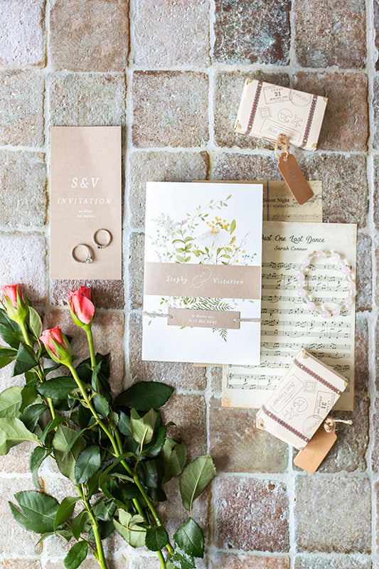 fond photo en pierre beige photographiée pres d'un chateau en france, parfait pour la papeterie de mariage, la photo culinaire et cosmetique, sol en pierre vintage , beige et doux