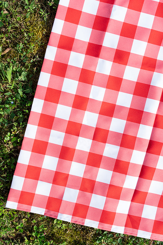 fond photo effet nappe de pique nique vichy rouge avec l'herbe et ombre du soleil, fond photo estival, été, pour photographie culinaire, livre, produit, artisanat