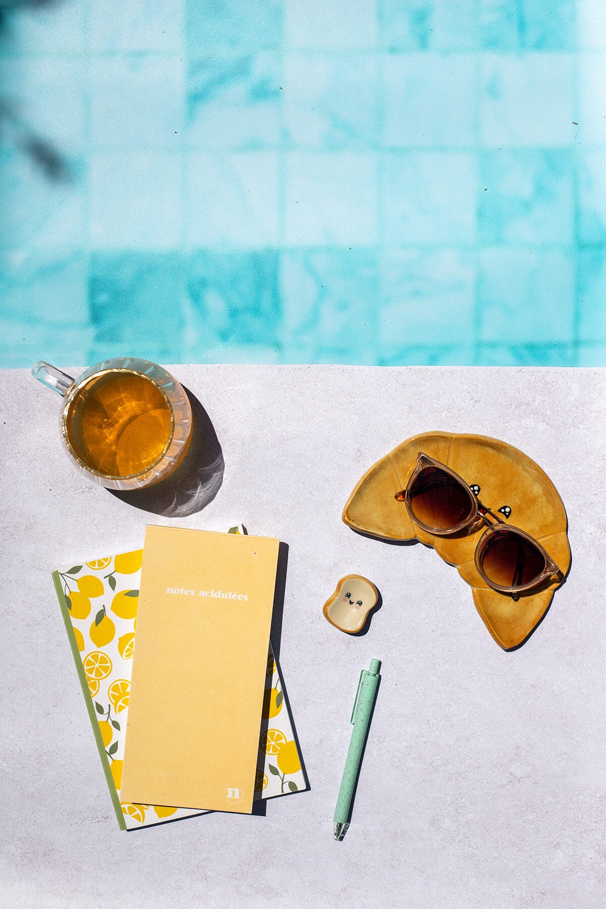fond photo piscine grise pour photographie, cosmetique, agence de publicité, artisanat, bijoux, été