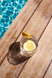 fond photo piscine bleue avec rebord en bois pour photographie estivale, summer photography