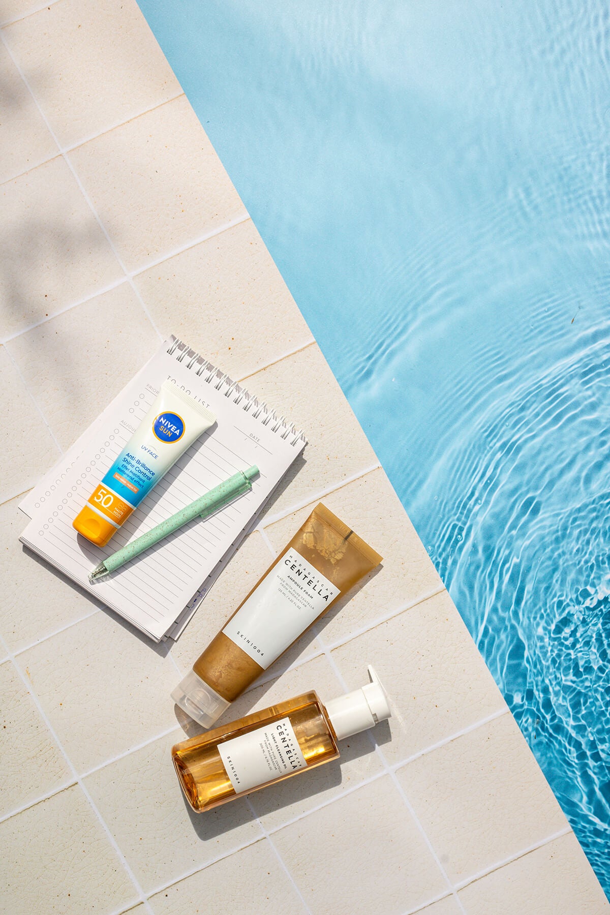 fond photo piscine carrelage beige pour photographie, cosmetique, agence de publicité, artisanat, bijoux, été