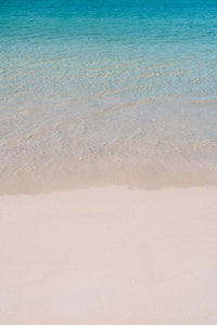 fond photo effet plage de sable blanc et lagon tropical bleu, pour photographie produit et artisanat.