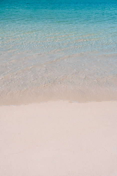 fond photo effet plage de sable blanc et lagon tropical bleu, pour photographie produit et artisanat.